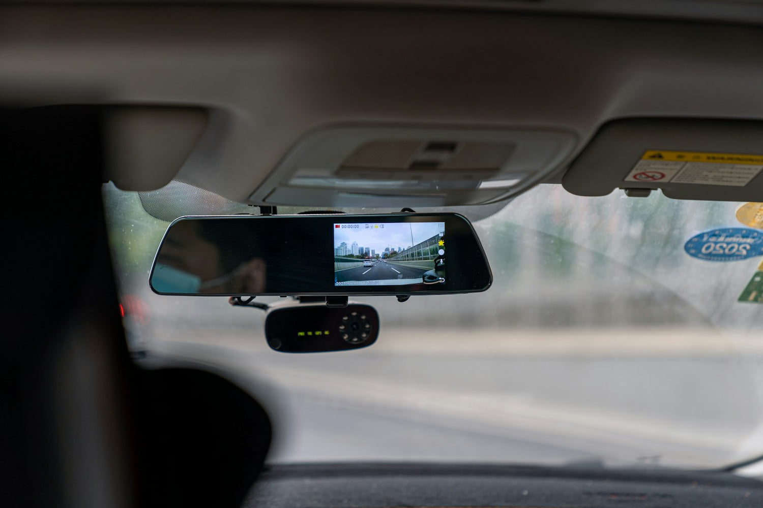 4K dash cam mounted behind a car rear-view mirror